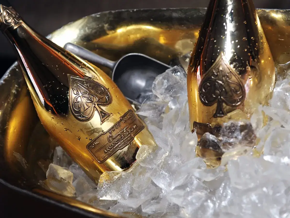 Zwei goldene Flaschen Armand de Brignac Champagner, der teuerste Dom P&eacute;rignon, gek&uuml;hlt in Eis.
