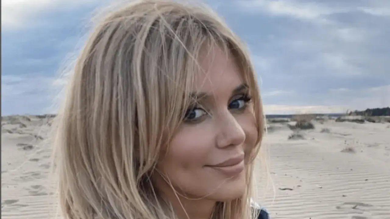 Uśmiechnięta blondynka na tle pustyni. Ciekawe, ile lat ma Kasia Moś?