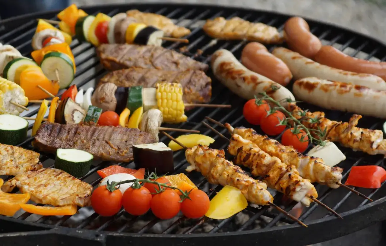En härlig grillfest med korvar, köttspett, kycklingspett, grönsaksspett och majskolvar. Allt ser så gott ut att grilla!