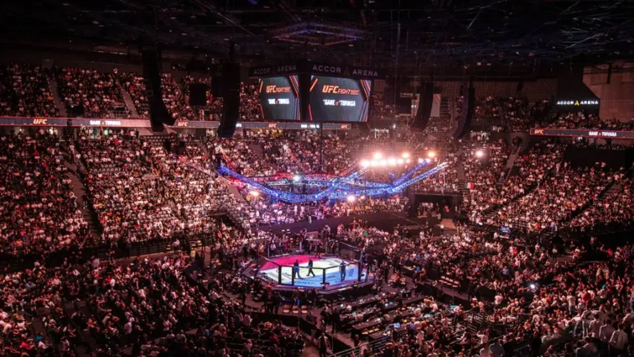 Fullsatt Accor Arena f&ouml;r UFC Paris, med publiken som hejar p&aring; fighters i oktagonen under en sp&auml;nnande kv&auml;ll.