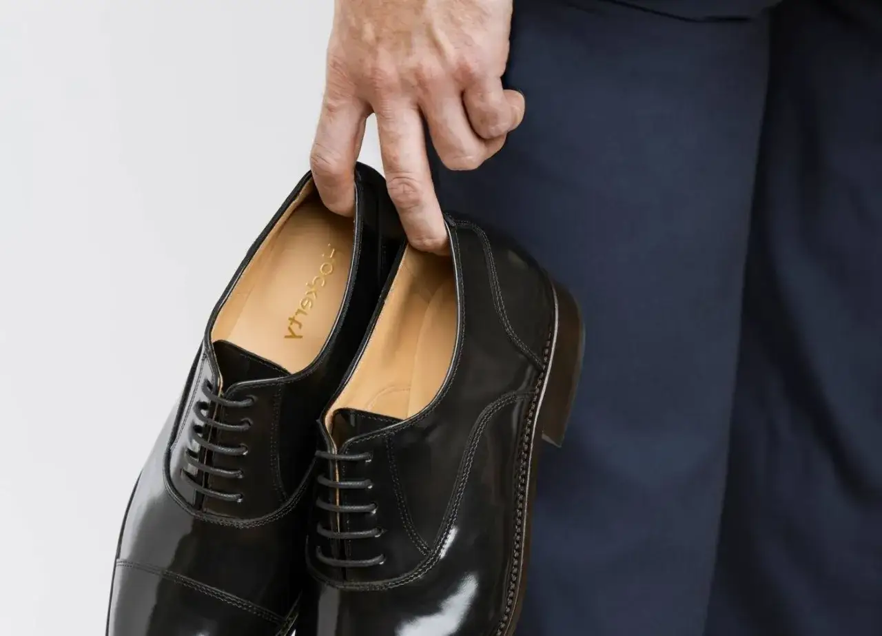 Quelle chaussure pour un mariage homme ? Une paire de richelieus noirs brillants, élégants et classiques, parfaits pour l'occasion.
