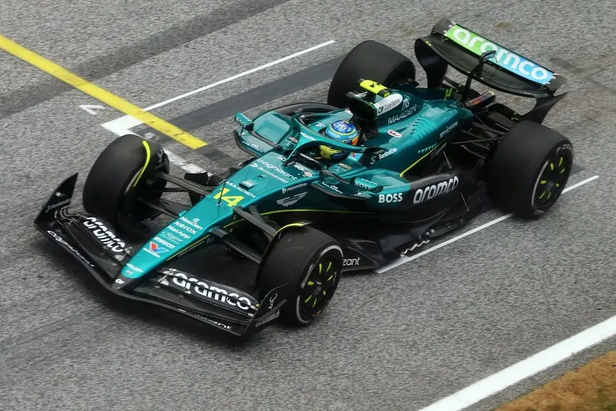 Ein Aston Martin Rennwagen mit der Startnummer 14, angetrieben von einem Honda-Motor, rast über die Rennstrecke.