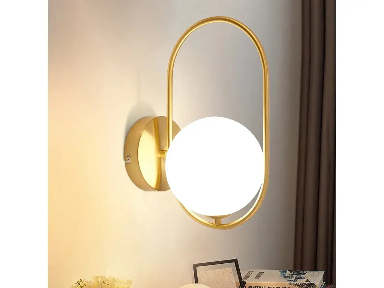 Elegante lámpara de alambre dorada con esfera blanca, ilumina tu espacio con estilo moderno.