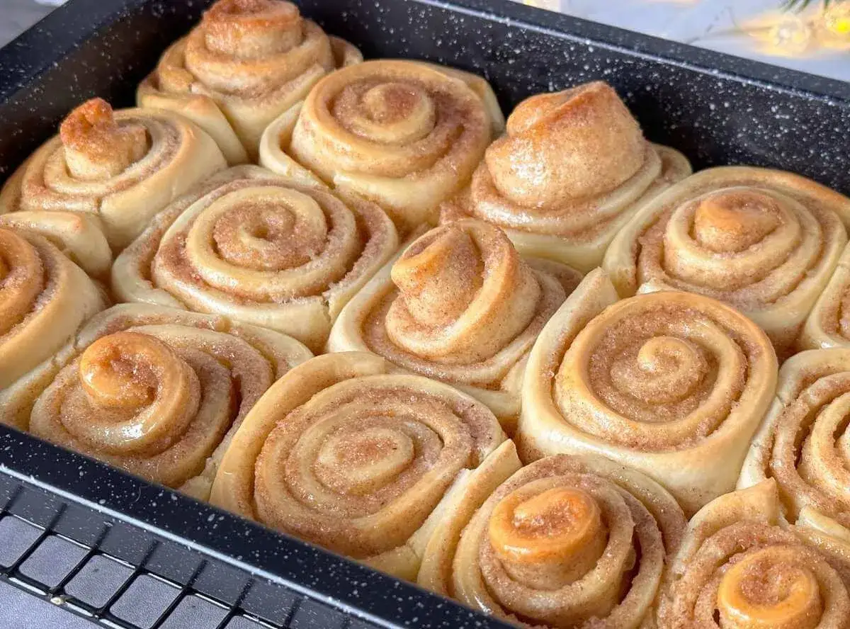Frisch gebackene Zimtschnecken im Blech, bereit f&uuml;r das Zimtschnecken Rezept Original. Saftig und duftend.