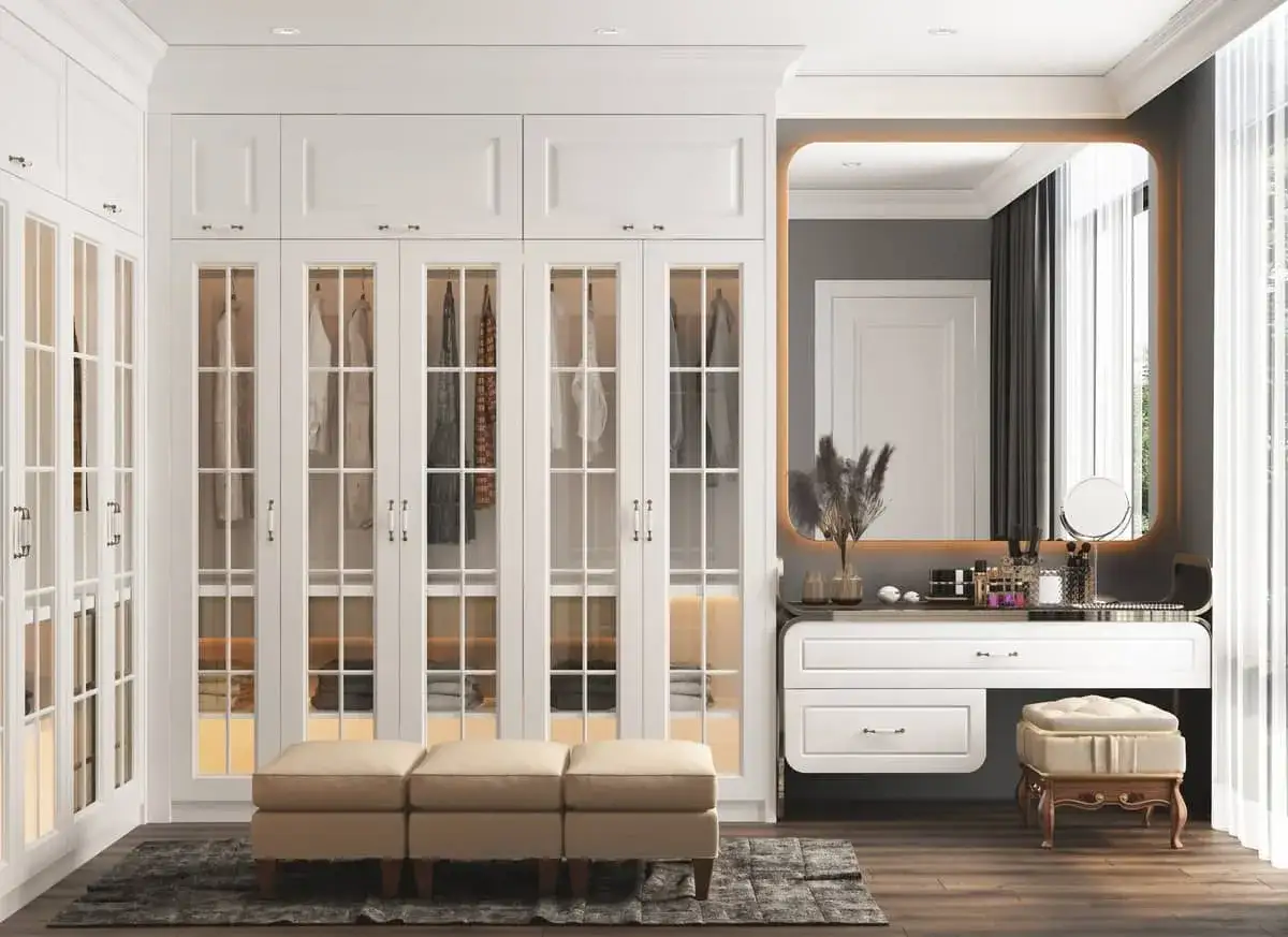 Un elegante vestidor con puertas de cristal que muestran ropa organizada, ideal para quienes buscan ideas sobre como hacer un armario empotrado.