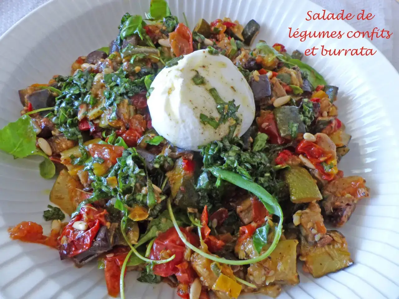 Salade de l&eacute;gumes confits, un plat color&eacute; et savoureux, couronn&eacute; d'une burrata cr&eacute;meuse.