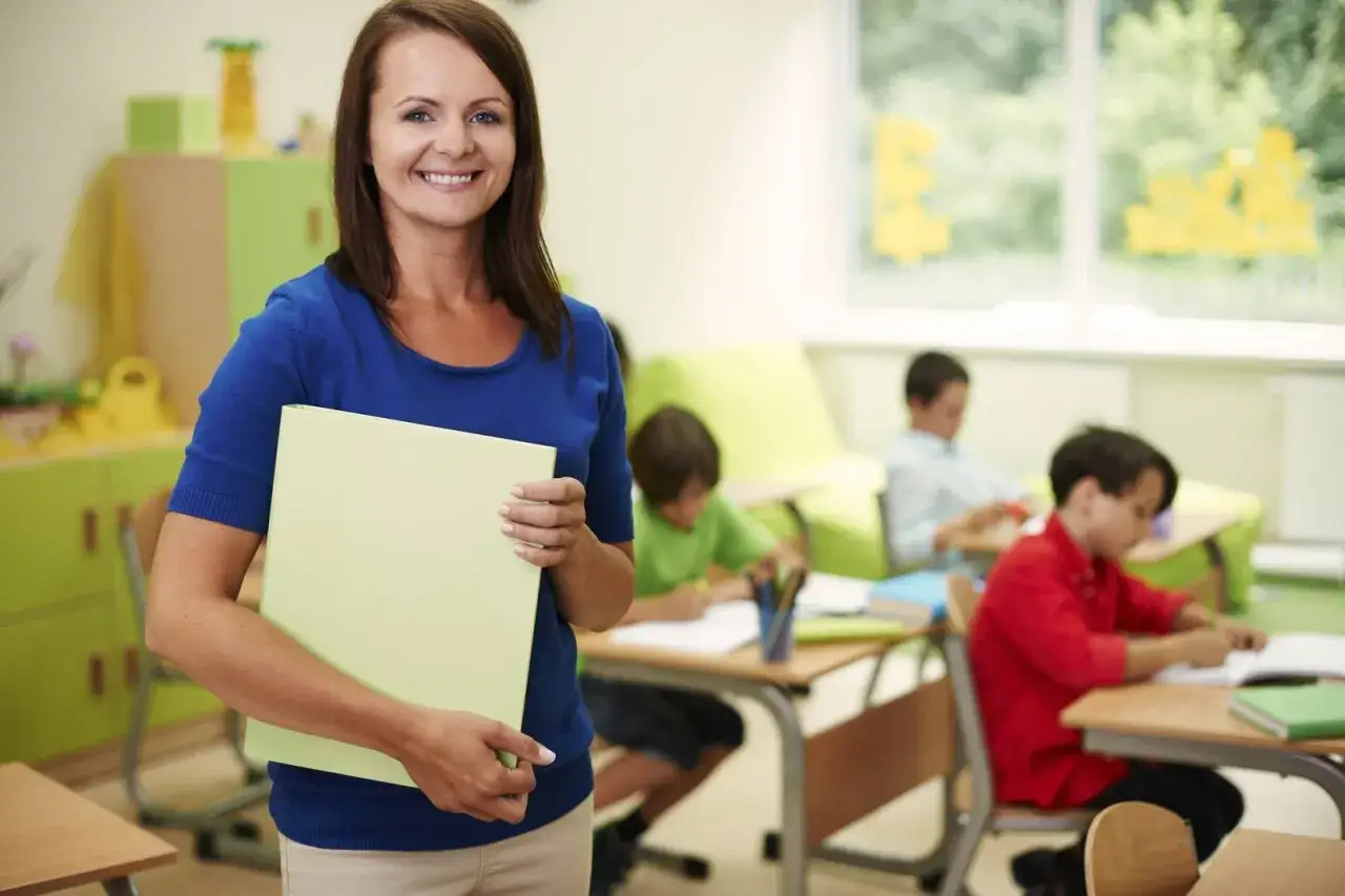 pedagog szkolny pracuje z uczniem