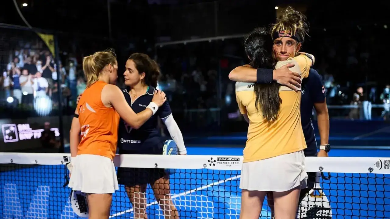 Abbraccio tra giocatrici di padel dopo una partita emozionante. La gioia e la sportività di Gonzalez Padel in campo.