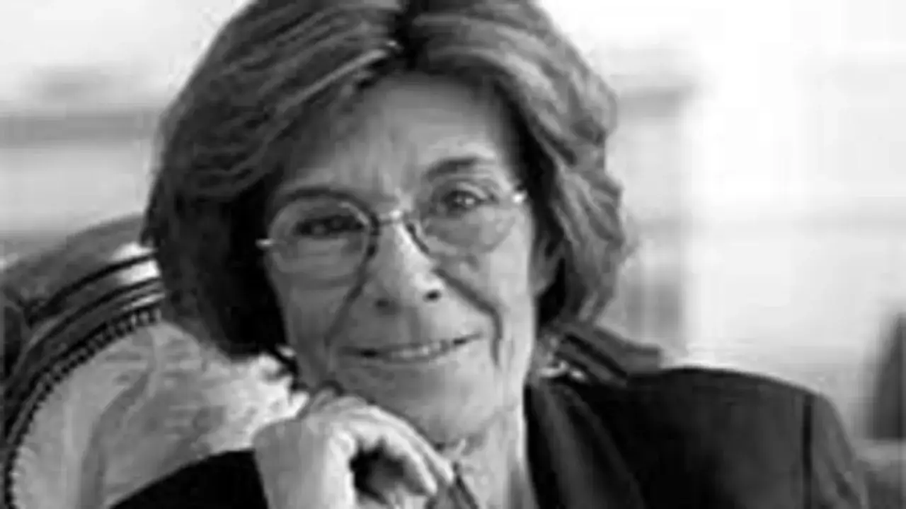 Carmen Rico Godoy, con gafas, sonr&iacute;e pensativa, como si recordara un momento abandonado.