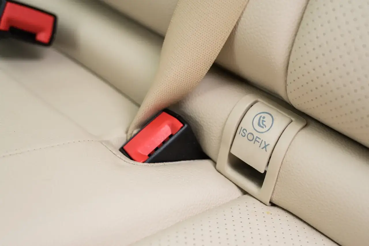 Ledersitze mit roten Gurtschl&ouml;ssern und ISOFIX-Symbol. Hier werden keine Kinder im Kofferraum transportiert, sondern Kindersitze sicher befestigt.
