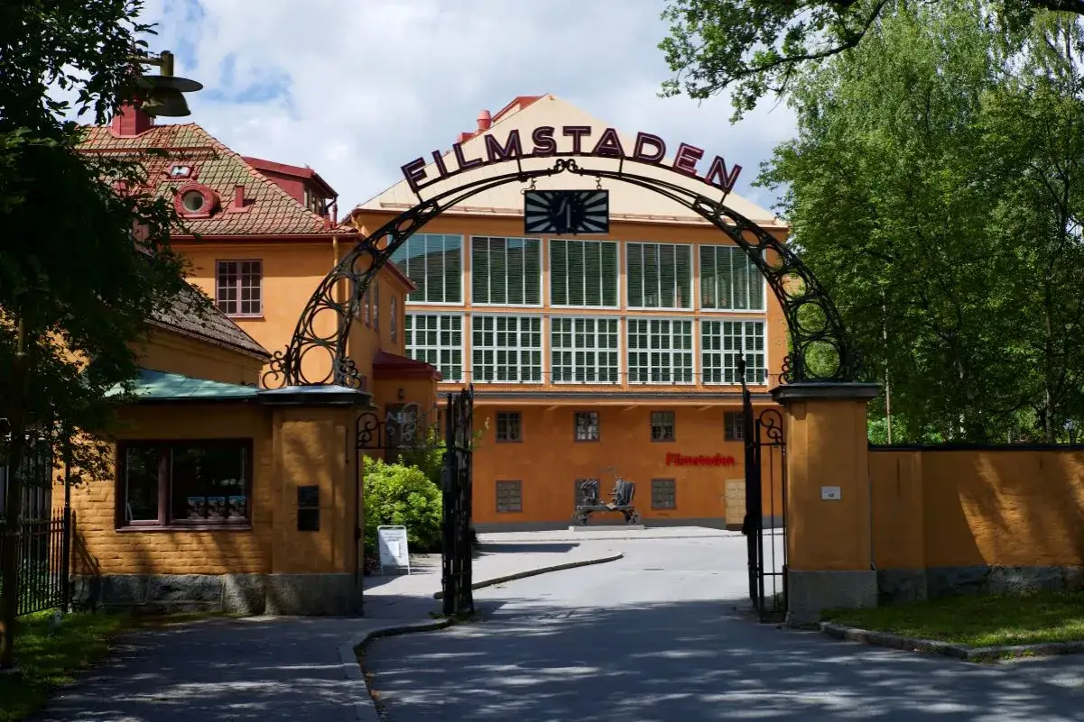 Filmstaden, en plats d&auml;r dr&ouml;mmar blir verklighet p&aring; den vita duken. En historisk filmstudio med en imponerande entr&eacute;.