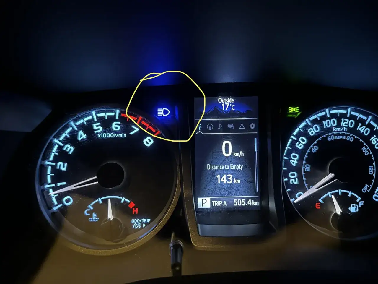 Blauer Scheinwerfer-Kontrollleuchte leuchtet auf dem Armaturenbrett. Die Au&szlig;entemperatur betr&auml;gt 17&deg;C.