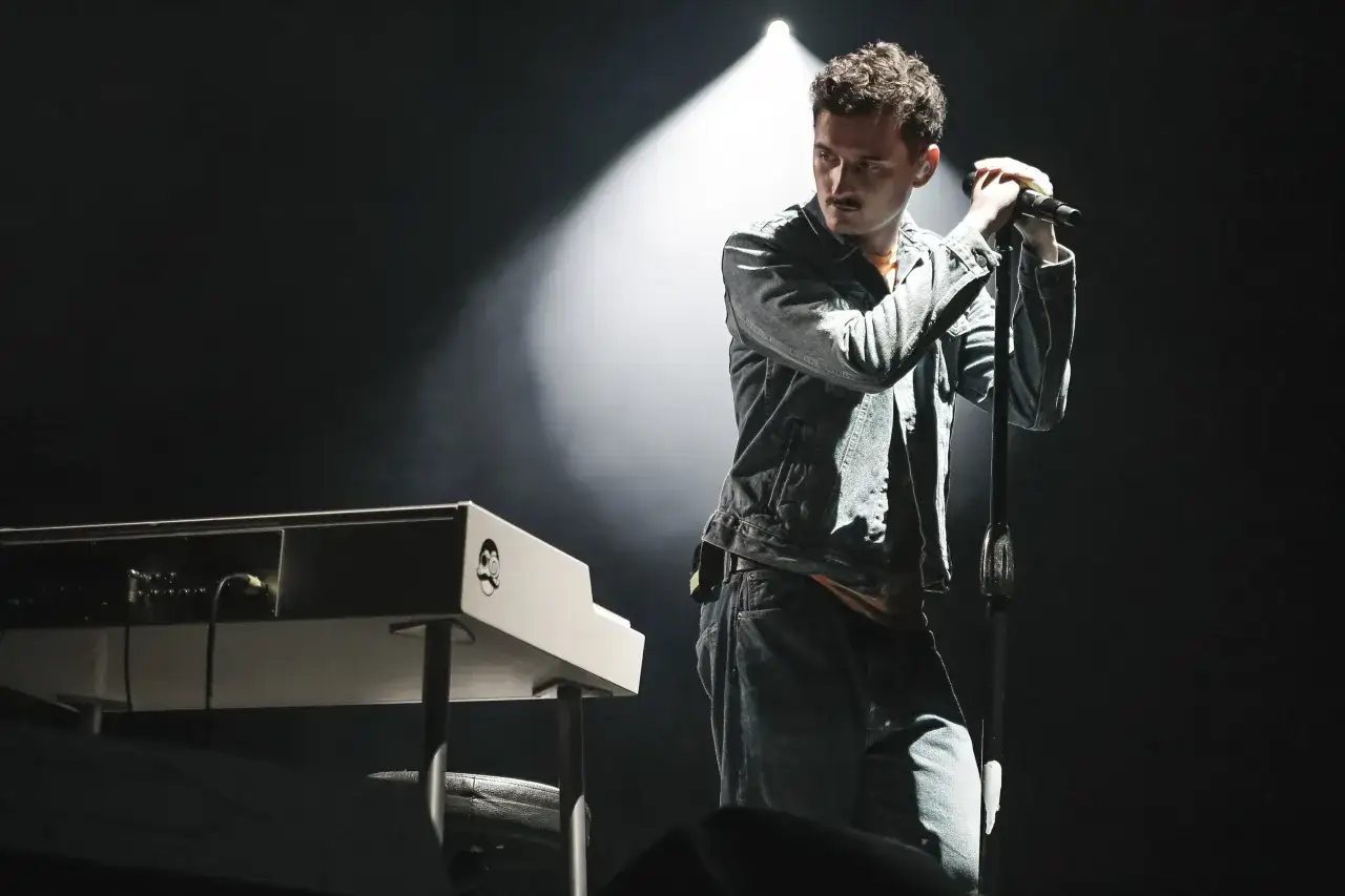 Wokalista na scenie, obok keyboardu, trzyma mikrofon. Jego styl życia wyjaśnia, dlaczego popularny wokalista od lat nie je mięsa i promuje weganizm.