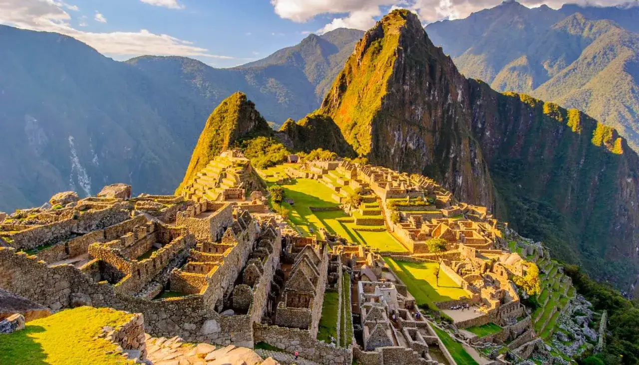 Machu Picchu, jeden z 7 cudów świata UNESCO, w promieniach słońca. Majestatyczne ruiny Inków na tle gór.
