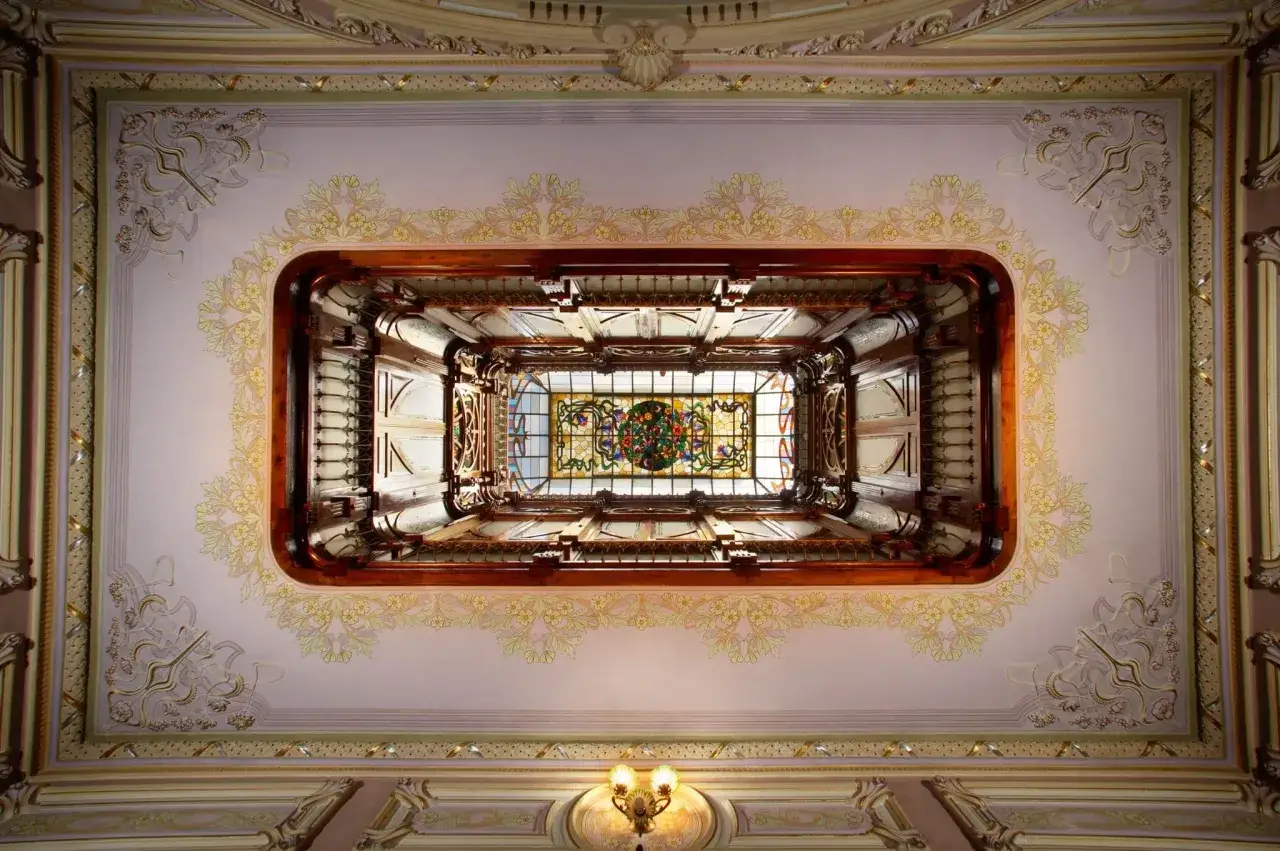 Techo de una casa modernista en Novelda, con vidriera de colores y ornamentación floral.