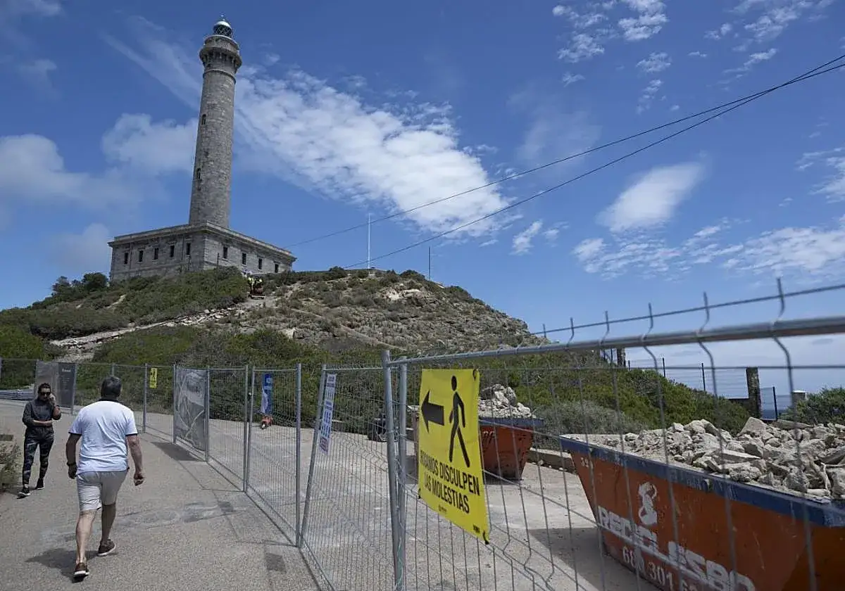 Faro de Cabo de Palos, con obras en el camino. Señal de desvío y contenedores de escombros.