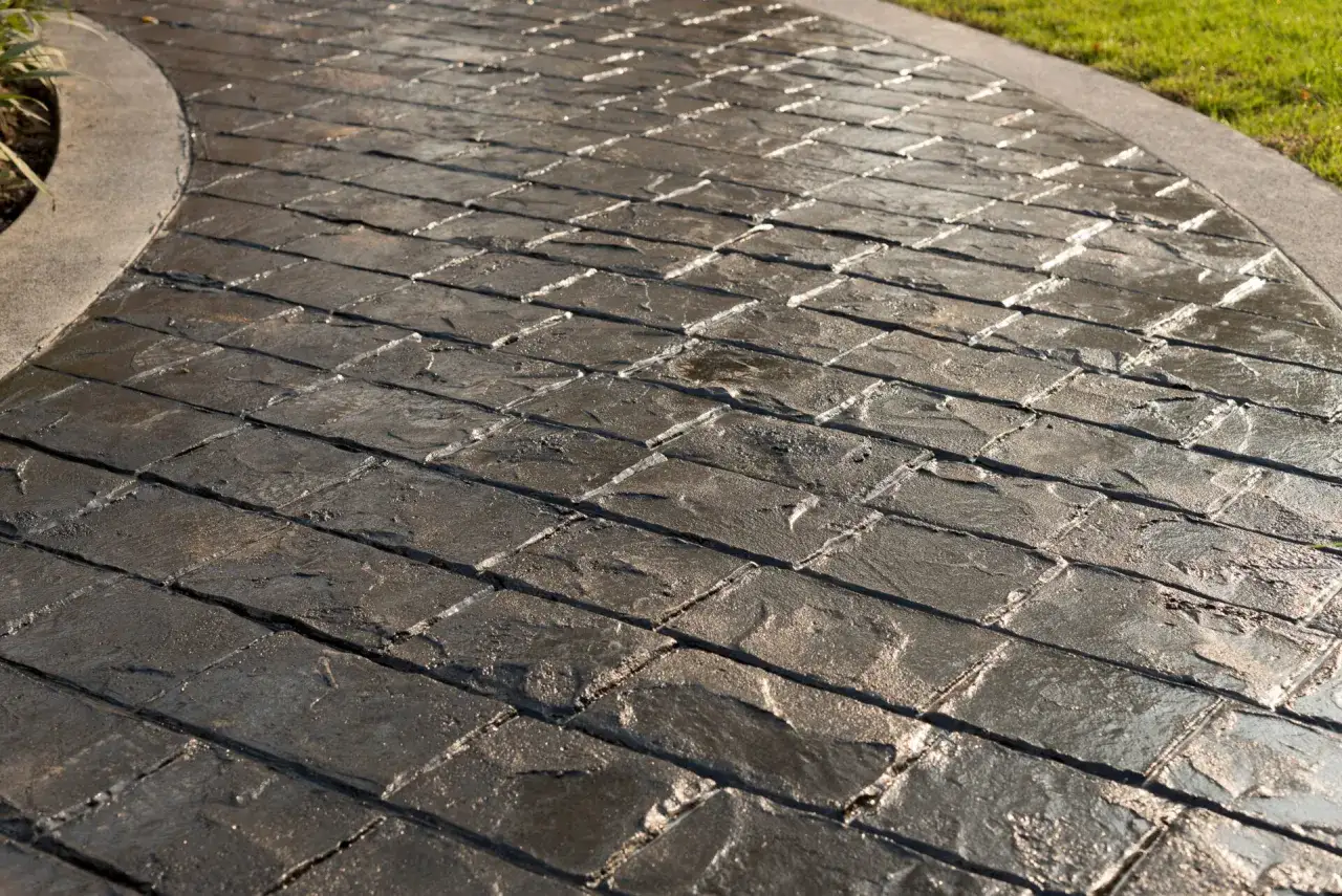 Camino de hormigón impreso con textura de piedra, mostrando cómo se hace el hormigón impreso para un acabado duradero y estético.