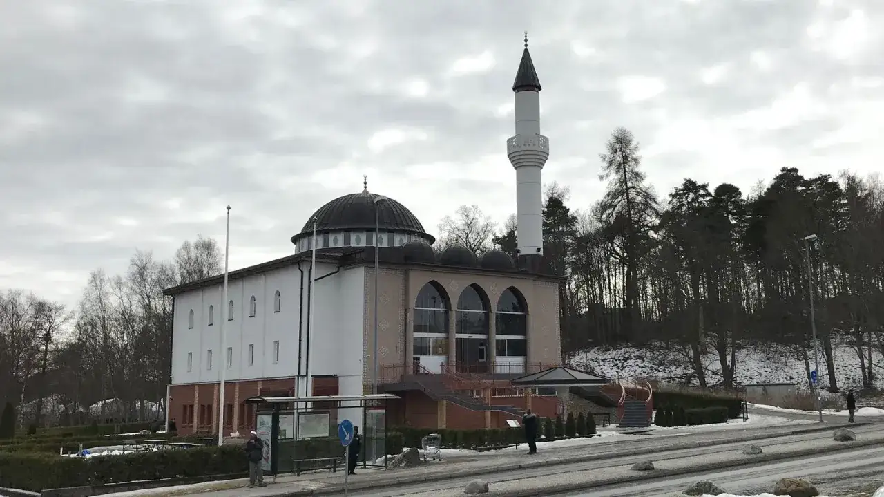 Mosk&eacute; med minaret i Sverige. En plats d&auml;r b&ouml;neutrop kan h&ouml;ras, omgiven av tr&auml;d och sn&ouml;.