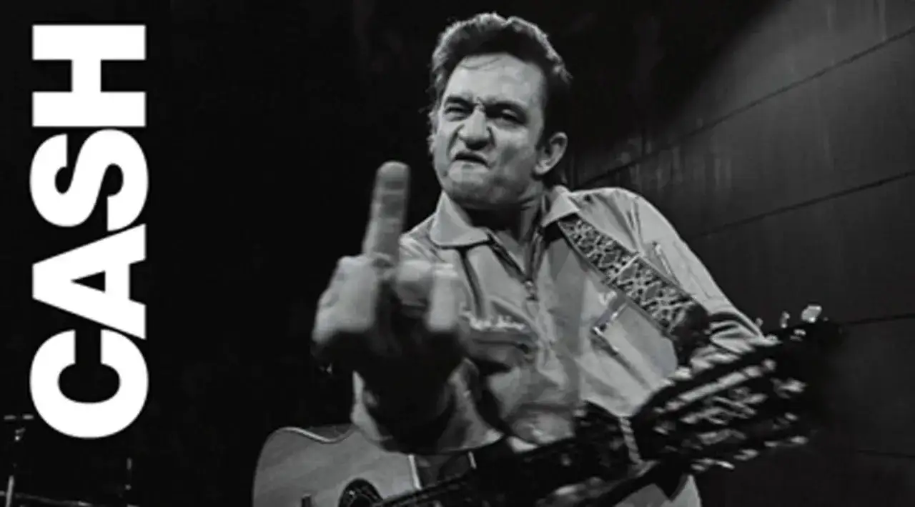 Johnny Cash zeigt den Mittelfinger, ein ikonisches Bild, das seinen rebellischen Geist einfängt. Der Titel