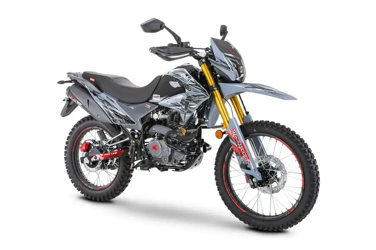 Szary motor crossowy Romet. Od ilu lat można robić prawo jazdy na motor 250? Od 18 roku życia.