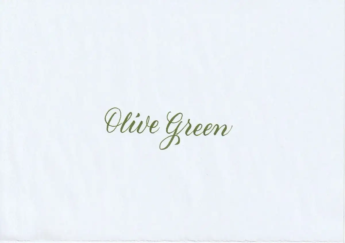 Vackert brush lettering i olivgrönt på vitt papper.