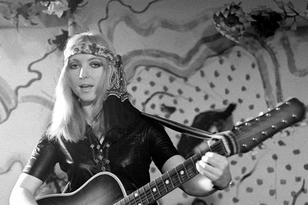Młoda Maryla Rodowicz z gitarą, w opasce na głowie. Jej wykształcenie muzyczne widać w pasji do gry.