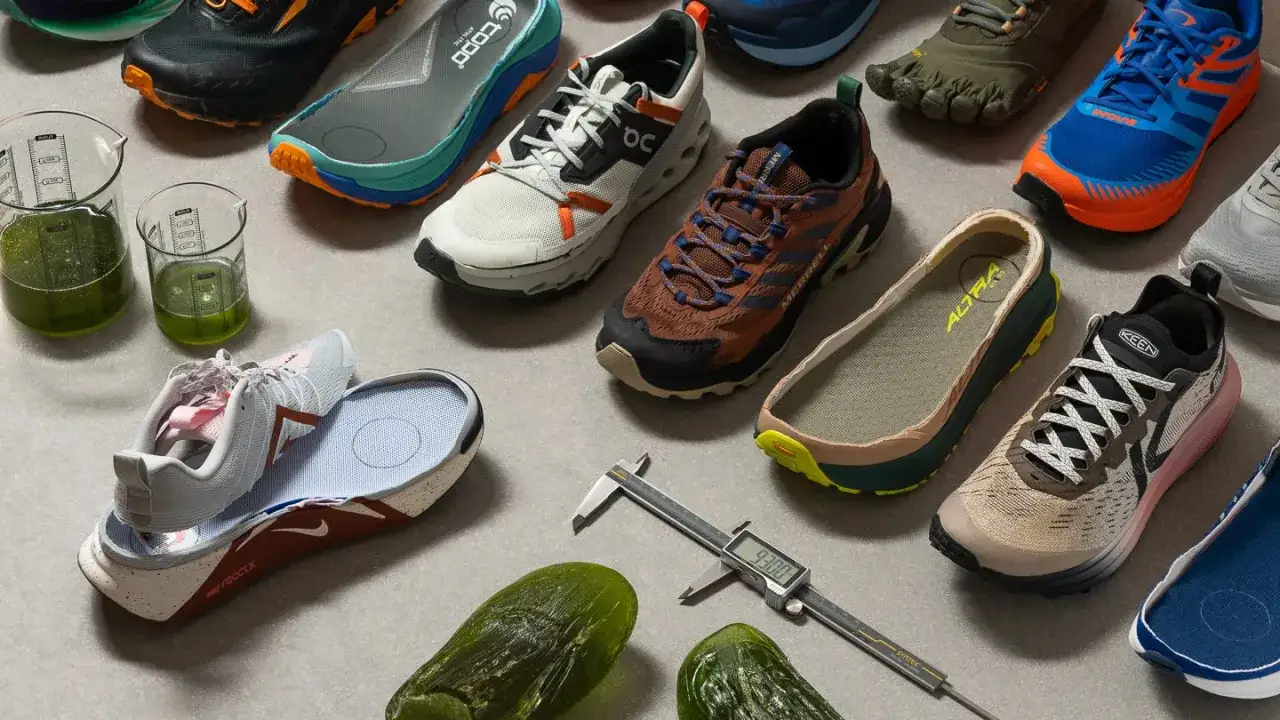 Variedad de zapatillas deportivas, algunas con **zapatos estrechos en la parte delantera**, junto a probetas con líquido verde y un calibrador.