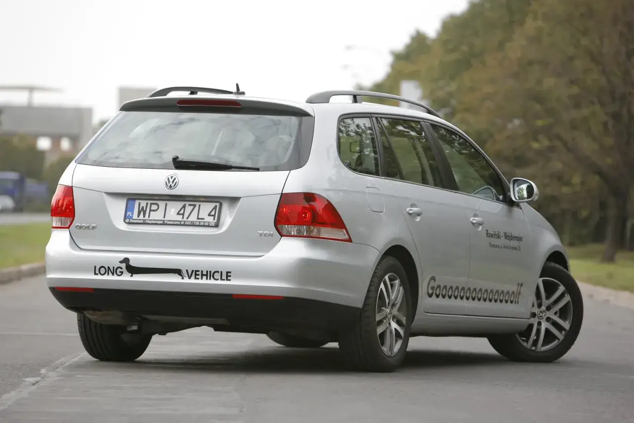 Srebrny Golf 5 kombi, tył. Wymiana żarówki w tylnym świetle. Naklejka