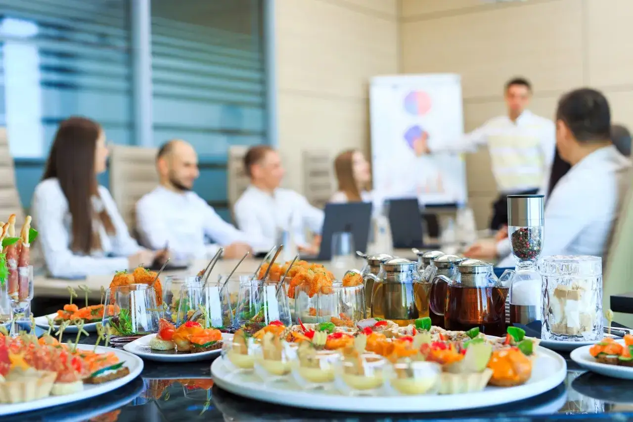 Pracownicy jedzący catering w biurze