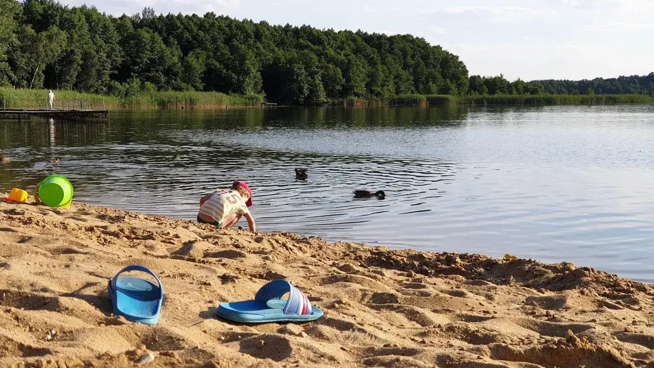 Jezioro Łukcze widok z góry, plaża w Rogóżnie