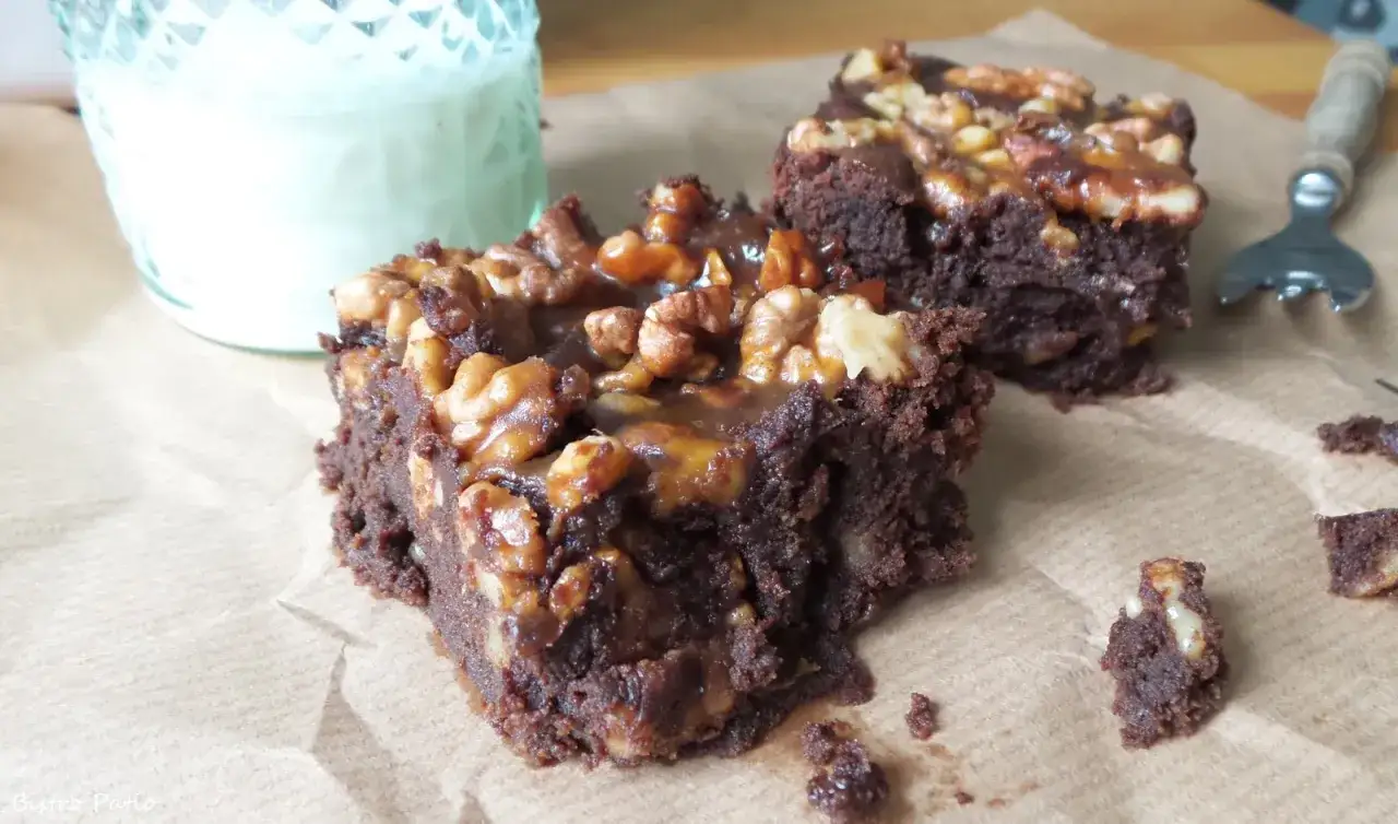 Pyszne brownie z karmelem i orzechami, idealne do popołudniowej kawy lub szklanki mleka.