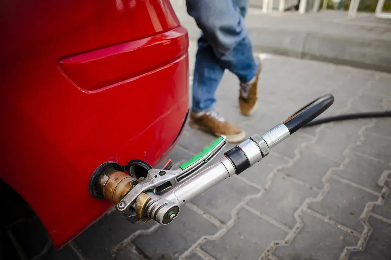 Tankowanie LPG. Zastanawiasz się, ile kosztuje legalizacja butli LPG? Sprawdź ceny i dowiedz się więcej.