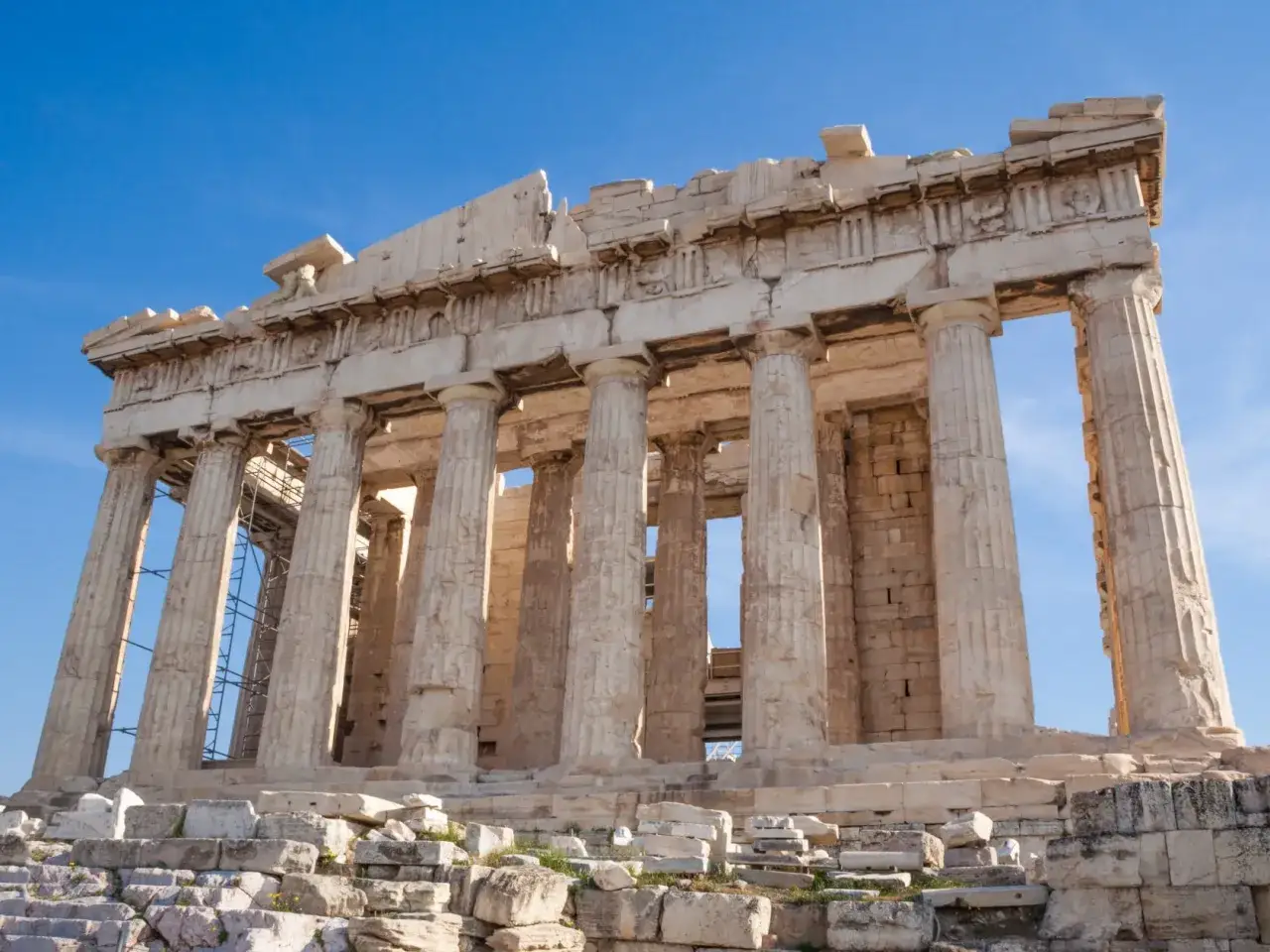 Parthenon, ett mästerverk av antika greker, med sina imponerande pelare mot en klarblå himmel.
