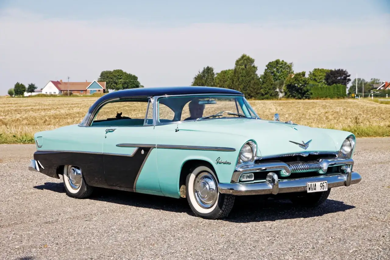 En tur med en klassisk amerikansk bil, en turkos och svart Plymouth Belvedere från 1955, genom ett soligt landskap.