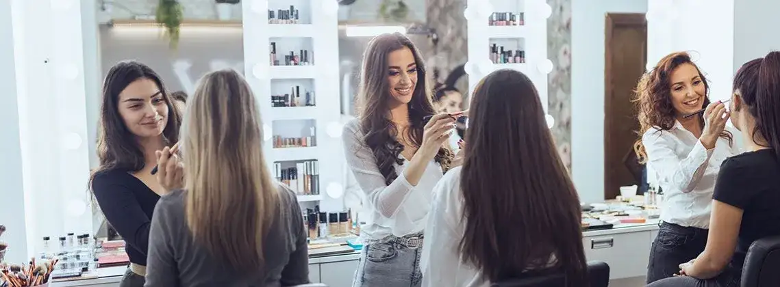 verschiedene make-up artist ausbildungen vergleich