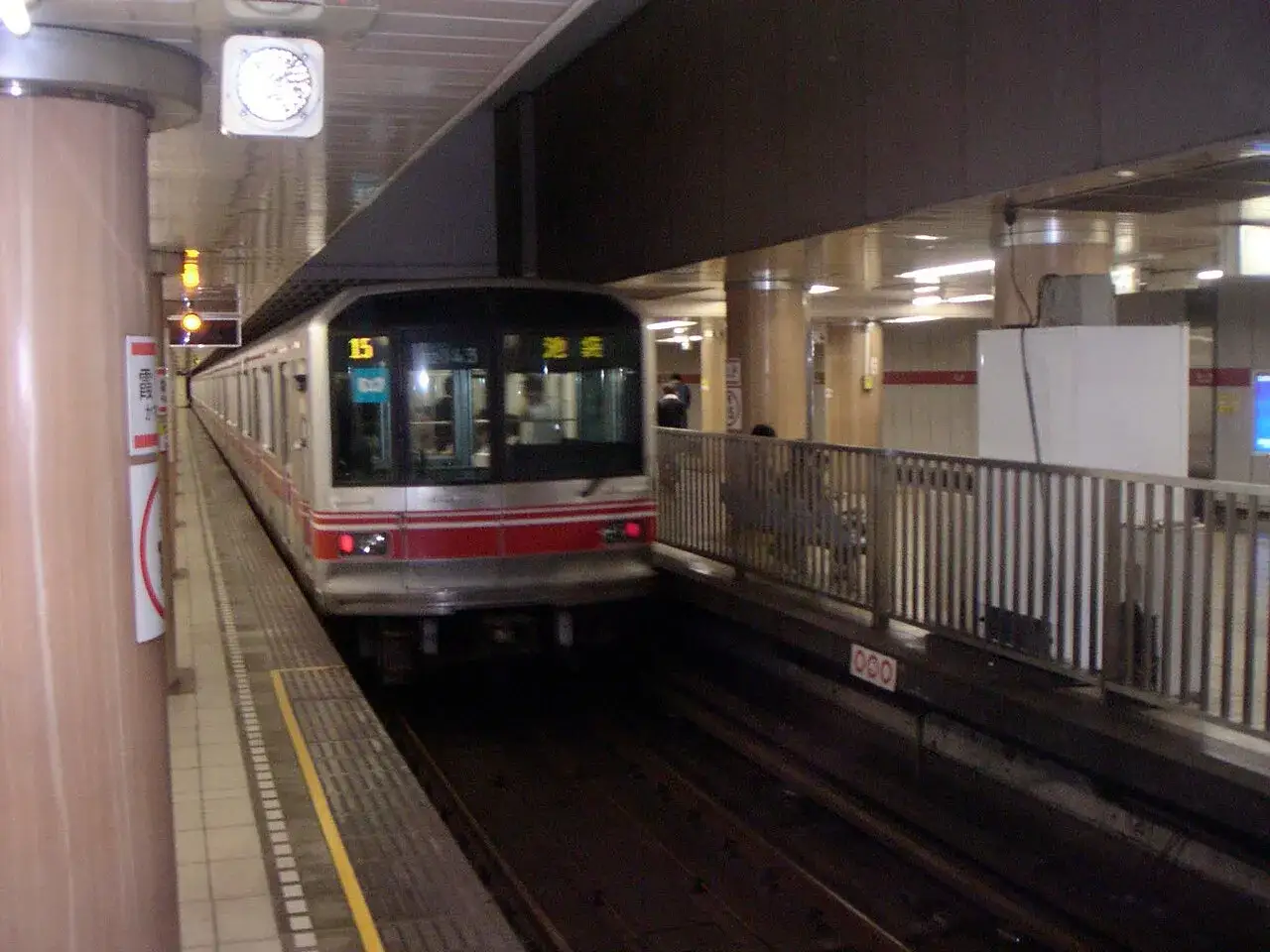 Pociąg na stacji w Tokio. Ciekawostki o transporcie w tym mieście są fascynujące, zwłaszcza jego nowoczesna infrastruktura.