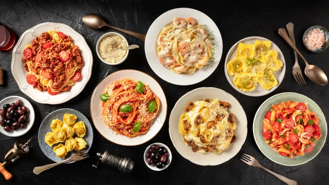 Różnorodne dania z makaronem: spaghetti bolognese, fettuccine z krewetkami, ravioli, penne z kurczakiem i pomidorami, tagliatelle z grzybami. Każde danie to pyszny sos do makaronu.