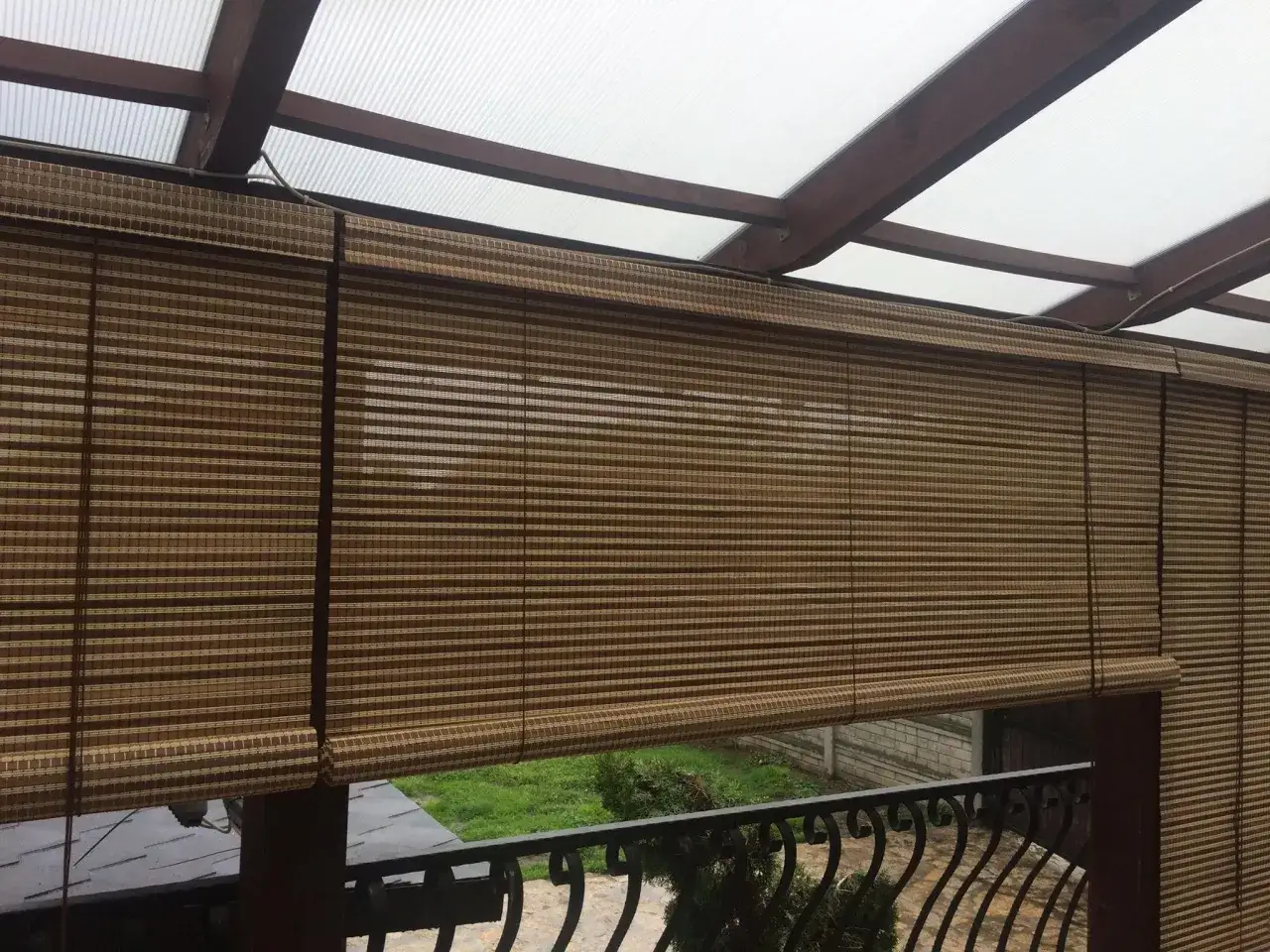 Zasłony bambusowe na balkonie to świetny spos&oacute;b, jak osłonić balkon przed słońcem i zapewnić prywatność.