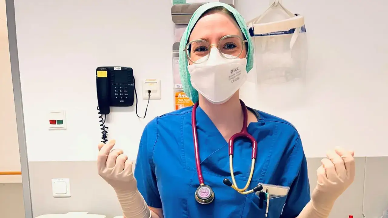 Frau mit Stethoskop und Maske, bereit f&uuml;r ihr Physician Assistant Studium in Hessen.