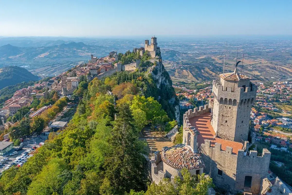 Torri medievali su un crinale roccioso, con un panorama mozzafiato. Un luogo perfetto per scoprire cosa vedere vicino San Marino.