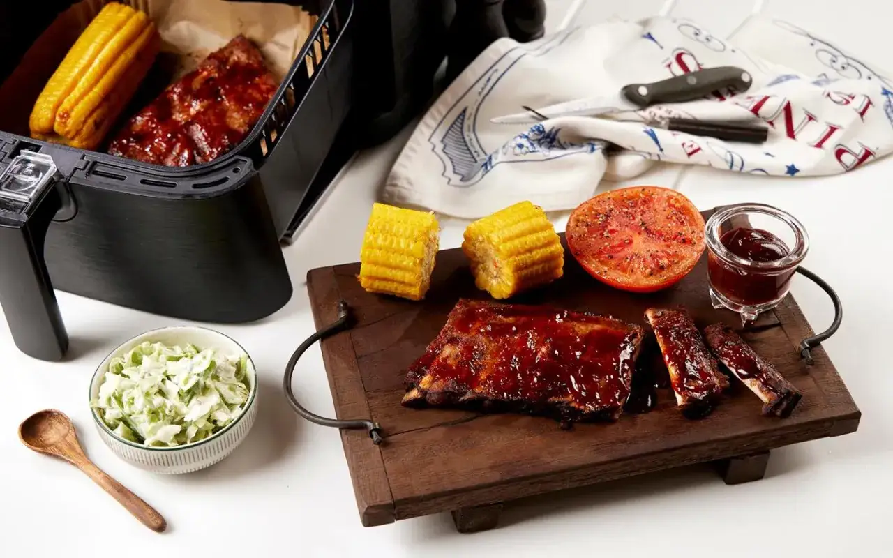 Grillade spareribs med majskolvar, coleslaw och tomatskiva. En härlig måltid med smak av sommar.