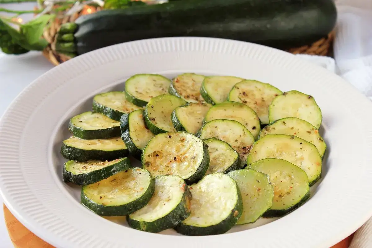 Rodajas de calabac&iacute;n al microondas, tiernas y sabrosas, listas para disfrutar.