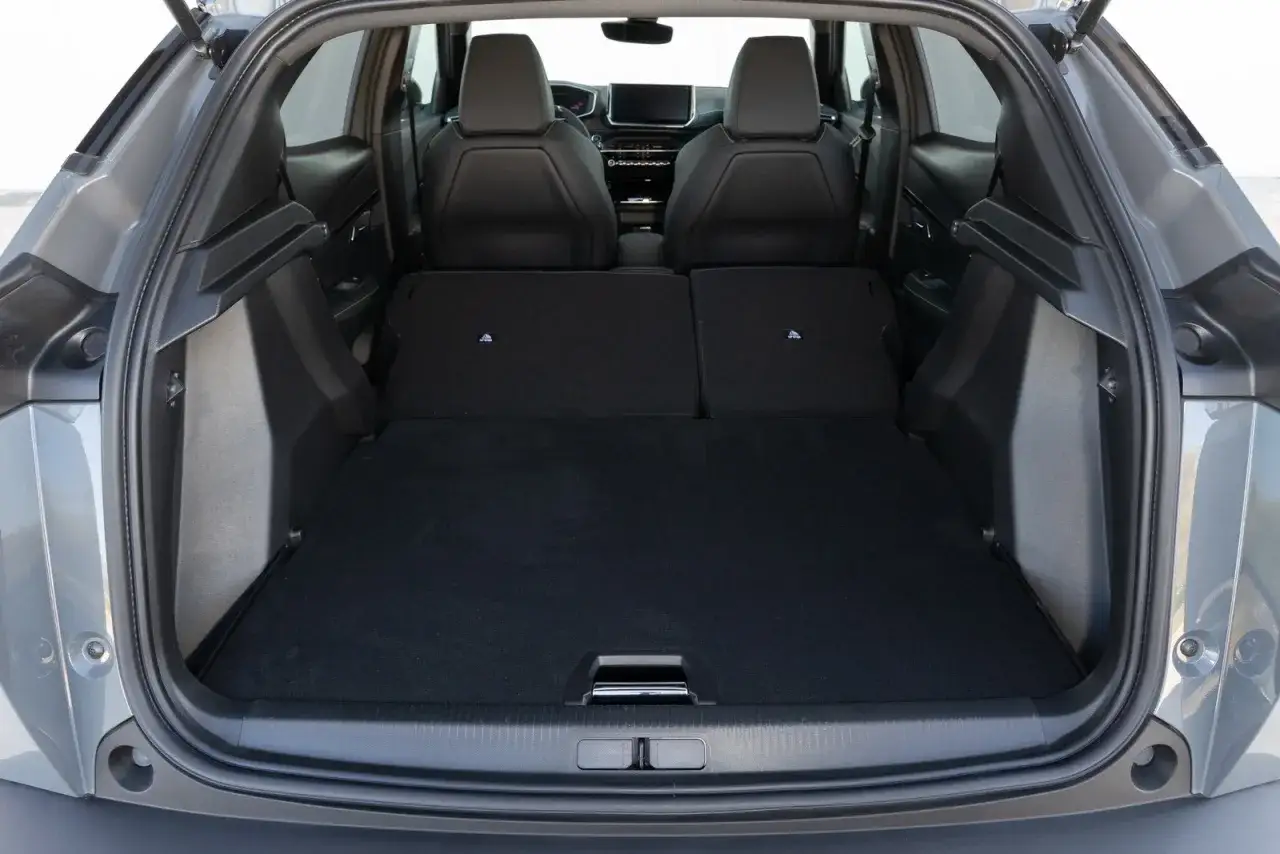 Bagagliaio aperto del Peugeot 2008, con sedili posteriori abbassati. Le dimensioni sono ideali per caricare bagagli o attrezzature sportive.