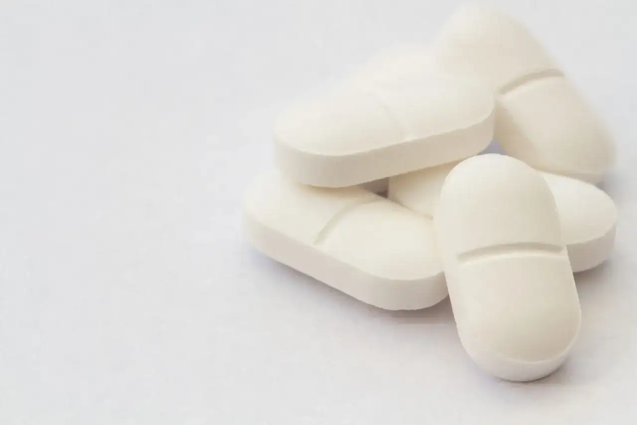 Białe tabletki, niektóre z podziałką. Czy paracetamol jest przeciwzapalny? To pytanie często zadawane przy bólu.