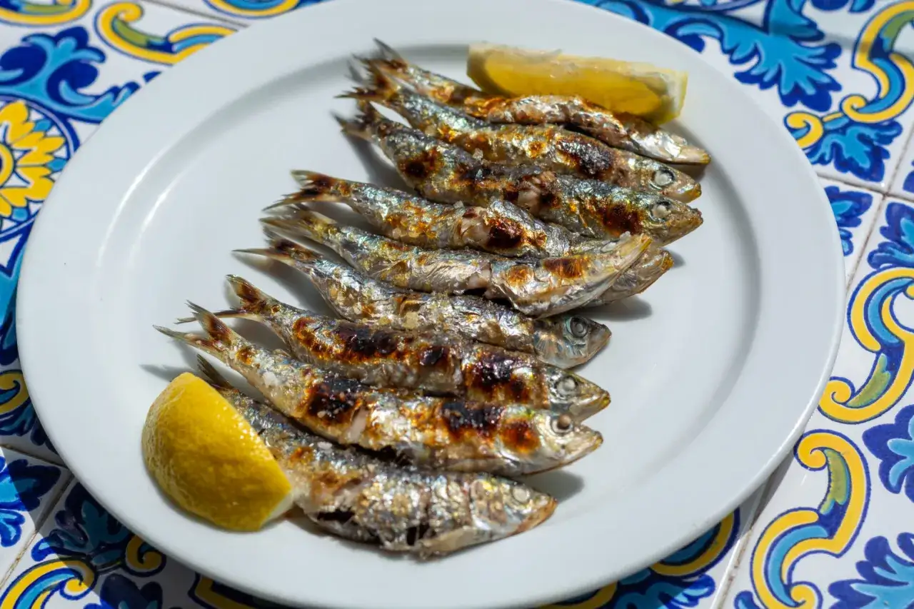 Sardynki z grilla z cytryną, idealne danie w jednej z malaga restauracje.