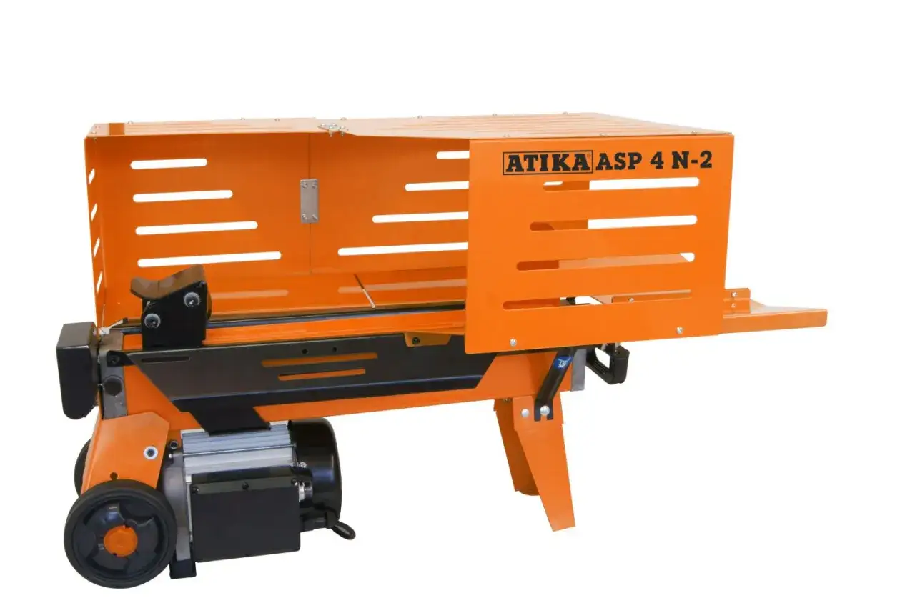 Orange mechanischer Holzspalter mit Rädern und Elektromotor, bereit für die Arbeit.