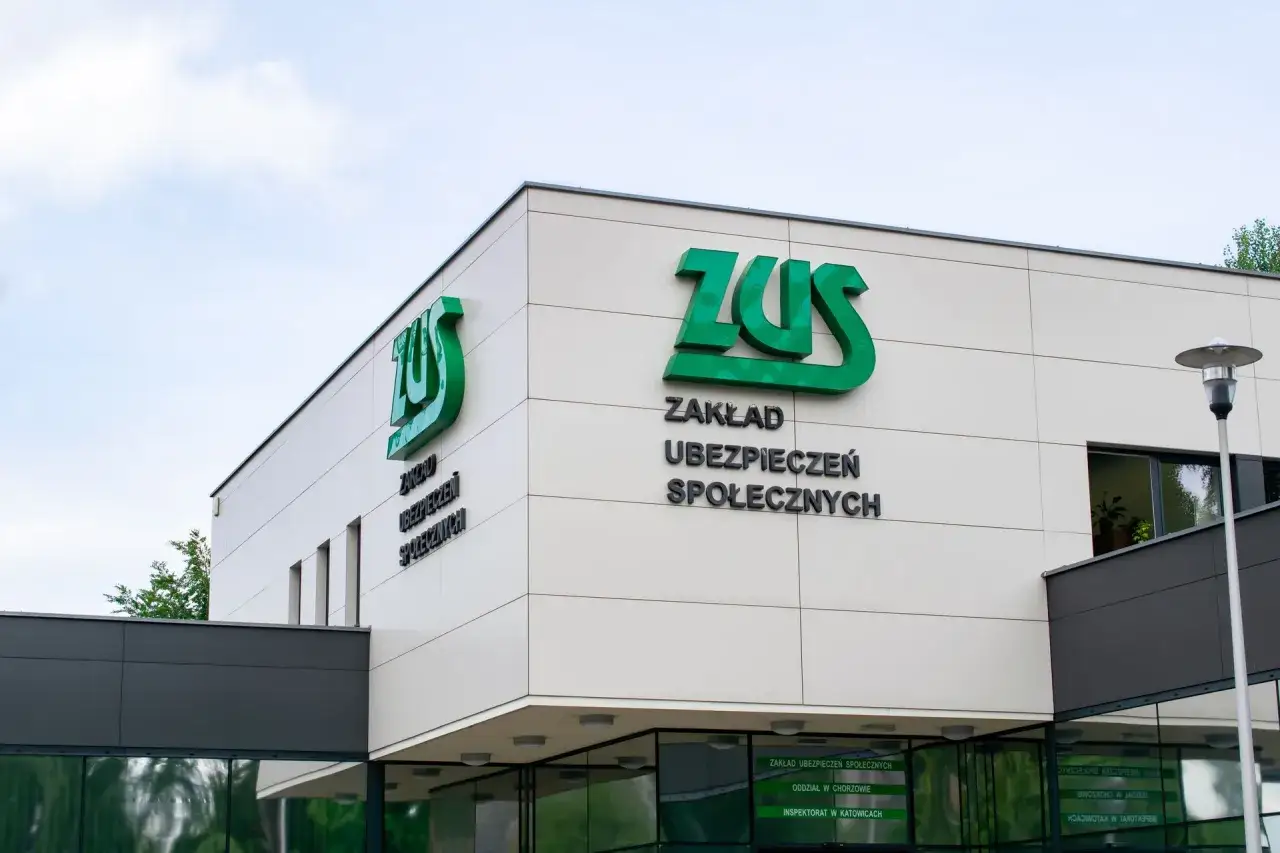 Budynek ZUS. Dowiedz się, ile wynosi renta na dziecko po śmierci ojca, odwiedzając placówkę.