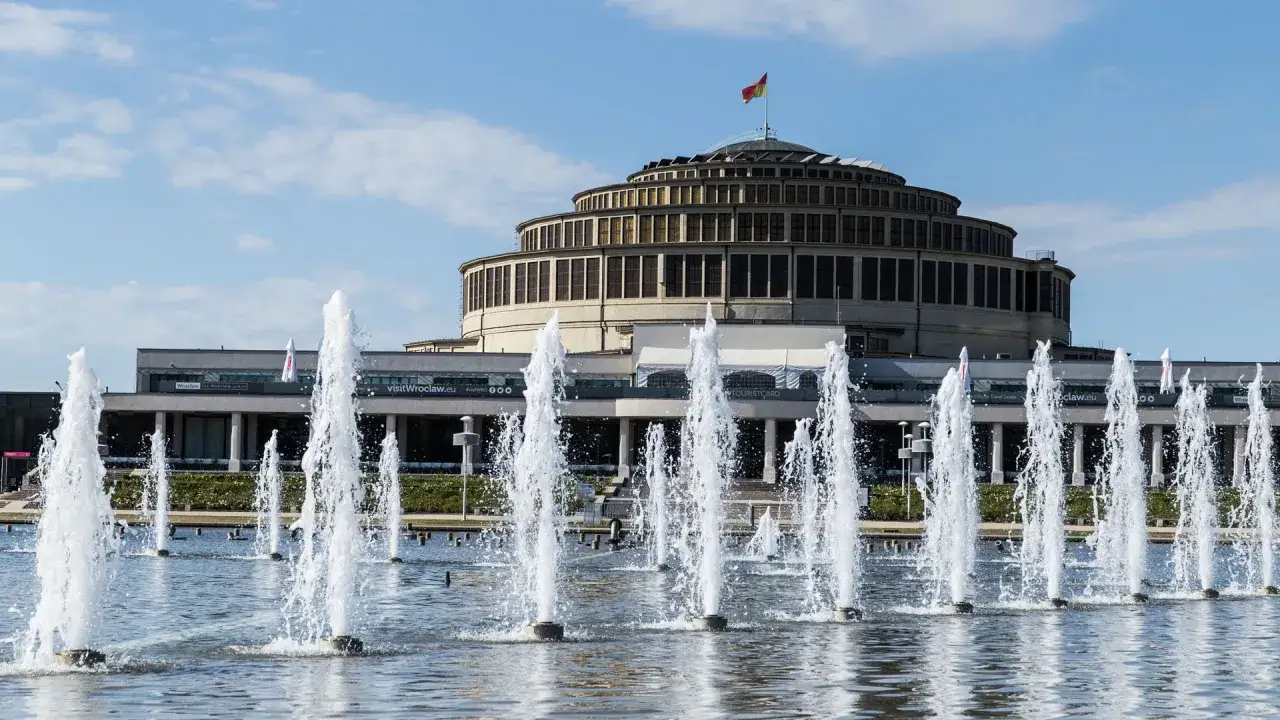 Hala Stulecia we Wrocławiu, obiekt z listy UNESCO Polska, z fontannami w letni dzień.