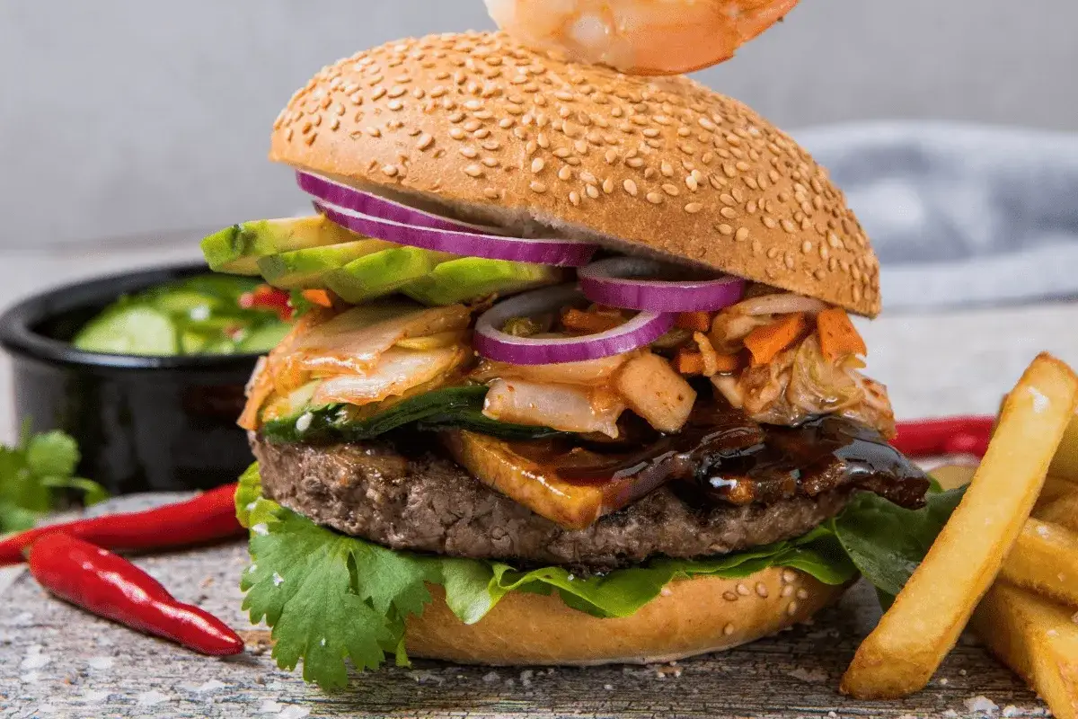 burger z nietypowymi dodatkami (burak, kimchi, jalapeno)