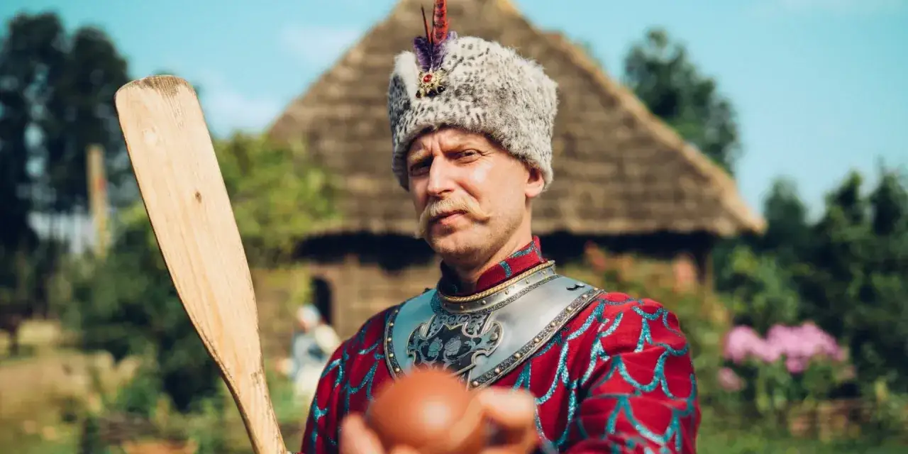 Zbrojny mężczyzna z wąsem i pióropuszem na czapce, trzymający wiosło i gliniany dzbanek. Zapowiada to drugi sezon 1670.